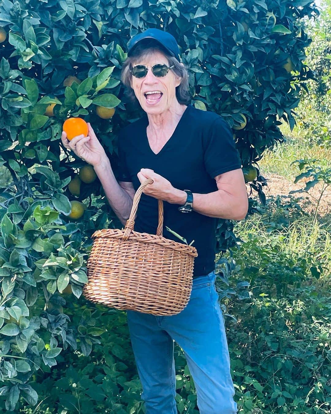 ミック・ジャガーのインスタグラム：「Relaxing in Italy, after some songwriting time!」