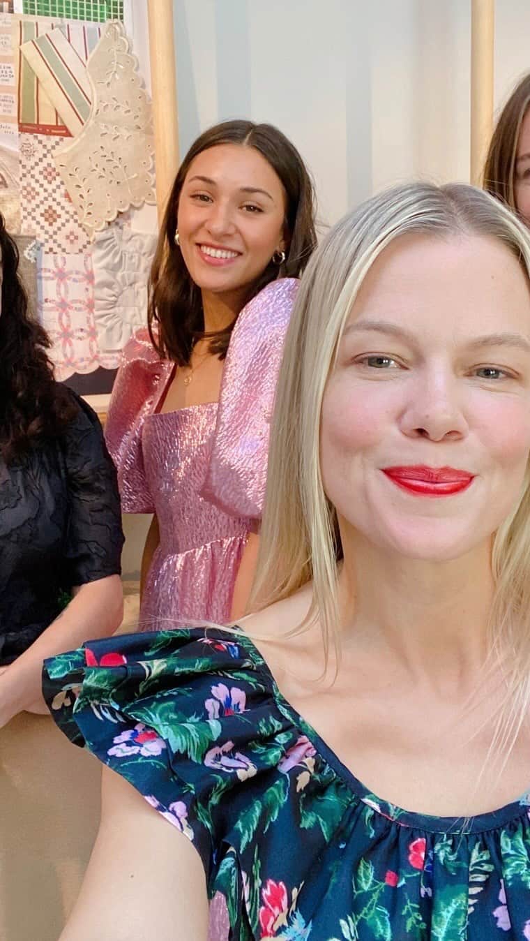 レフラーランドールのインスタグラム：「See how Jessie’s styling the seasons most special pieces 💕 #loefflerrandall」