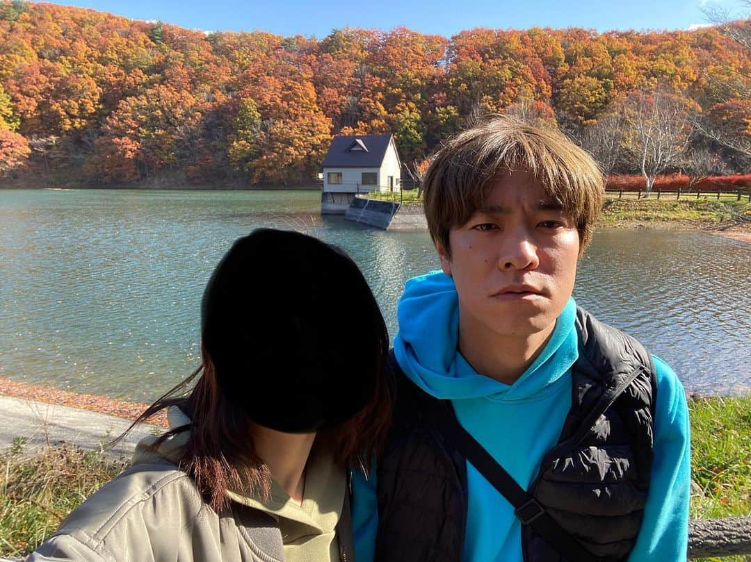 大河壮太のインスタグラム：「紅葉で夫婦狩り  笑顔じゃないから撮り直しさせられた。」