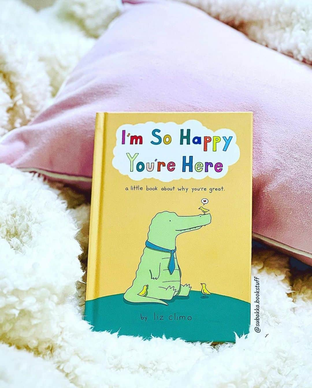 リズ・クライモさんのインスタグラム写真 - (リズ・クライモInstagram)「Stuck in bed & reading some lovely reviews about my new book #ImSoHappyYoureHere 🥰 Look I don’t want to tell you what to do, but the holidays are coming up & this book makes a GREAT gift (I should know, I buy myself gifts all the time). Available wherever books are sold! (first three pics credit from left to right  @bookish_and_cookish @subakka.bookstuff & @mummyreadsalot)」11月10日 6時28分 - lizclimo