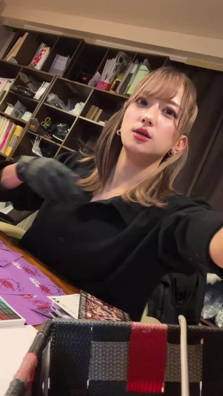 みつきのインスタグラム：「BDグッズ特典作業💜」