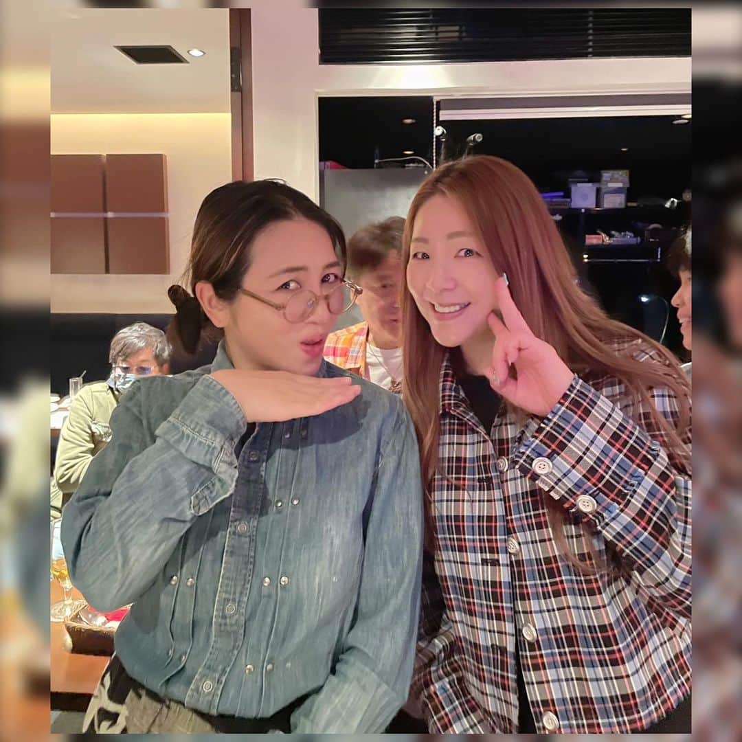 井上貴子さんのインスタグラム写真 - (井上貴子Instagram)「井上貴子YouTubeの第1回目で ミラクルひかるちゃんの話題が出て ずっと逢いたいと言ってたの  先日堀江淳さんのLIVEに来ていてミラクルちゃんと初対面  急接近して連絡先を交換して LIVE行くの楽しみにしてました  そしたら スペシャルなバースデーパーティーにゲストで登場！ さらにスペシャルになった！  アタシのプライベートの仲間たちはとにかく「濃い」 個性強めの集まりですが そこでもミラクルちゃんは 自然と馴染んで 最初から居たかのような神対応でした  Happyで^ ^  プロフィール画面に記載のURLより 通販サイト「神取屋」に飛べます^ ^  コロナ禍に携わる全てのお仕事の皆様 心から感謝しています 引き続き油断せずお気をつけてお過ごし下さいませ  #井上貴子  #LLPWX #大谷くんがんばれ #女子プロレス #ミラクルひかる #ALE #バースデーパーティー #べにおとひおん #https://www.youtube.com/c/takacoinoue  #cacatocacat #貴子ちゃんちゅーぶ #LLPWX通販サイト神取屋 #感謝 #STOPCOVID19」11月10日 12時32分 - takaco_inoue