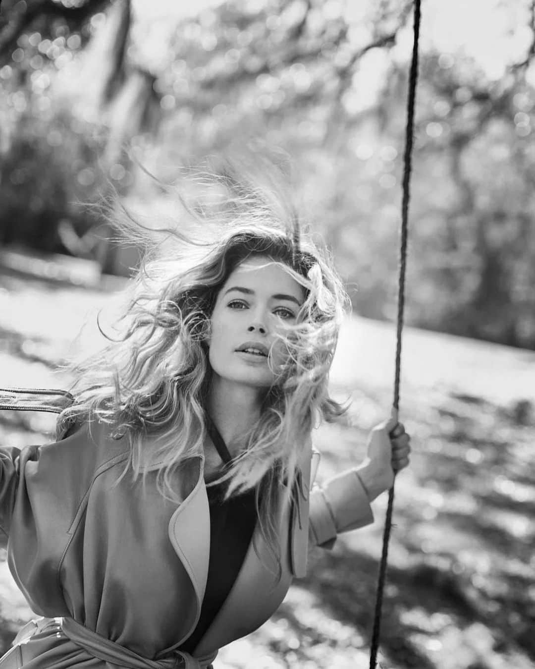 ドウツェン・クロースのインスタグラム：「What if we all looked at our triggers while we view society. Do you feel anger, sadness, fear? We all react towards the world from our own perspectives. Usually our coping mechanisms. I believe the trick is to sit with that feeling. Really feel. It could be very old childhood trauma’s. Then it doesn’t matter anymore when we disagree because we are busy with our own lessons. It will create affinity for each others process. We feel them and surrender knowing no feeling lasts forever. We could embrace the darkness within us and realized we are ONE and feel compassion for each others pain and lessons. It would be so powerful if we would all put in the hard work to face our own shit, after all the external is a reflection of the internal. However you see the world is what lives inside you! No more bypassing no running away but taking responsibility! Regain your power and shine your light! Love you ❤️ picture by @therealpeterlindbergh」
