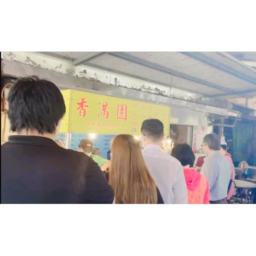 インリンのインスタグラム：「大行列のルーロー飯人気屋台でランチ♪美味しすぎてビックリ！今のとろこ私の中ではナンバーワンかも？！しかも25元(約100円)！さすが台湾の屋台😆 https://youtu.be/9HrYgaYA2B8  #台湾グルメ #台北 #香滿園魯肉飯 #雙連 #魯肉飯 #ルーロー飯 #屋台 #インリンちゃんねる」