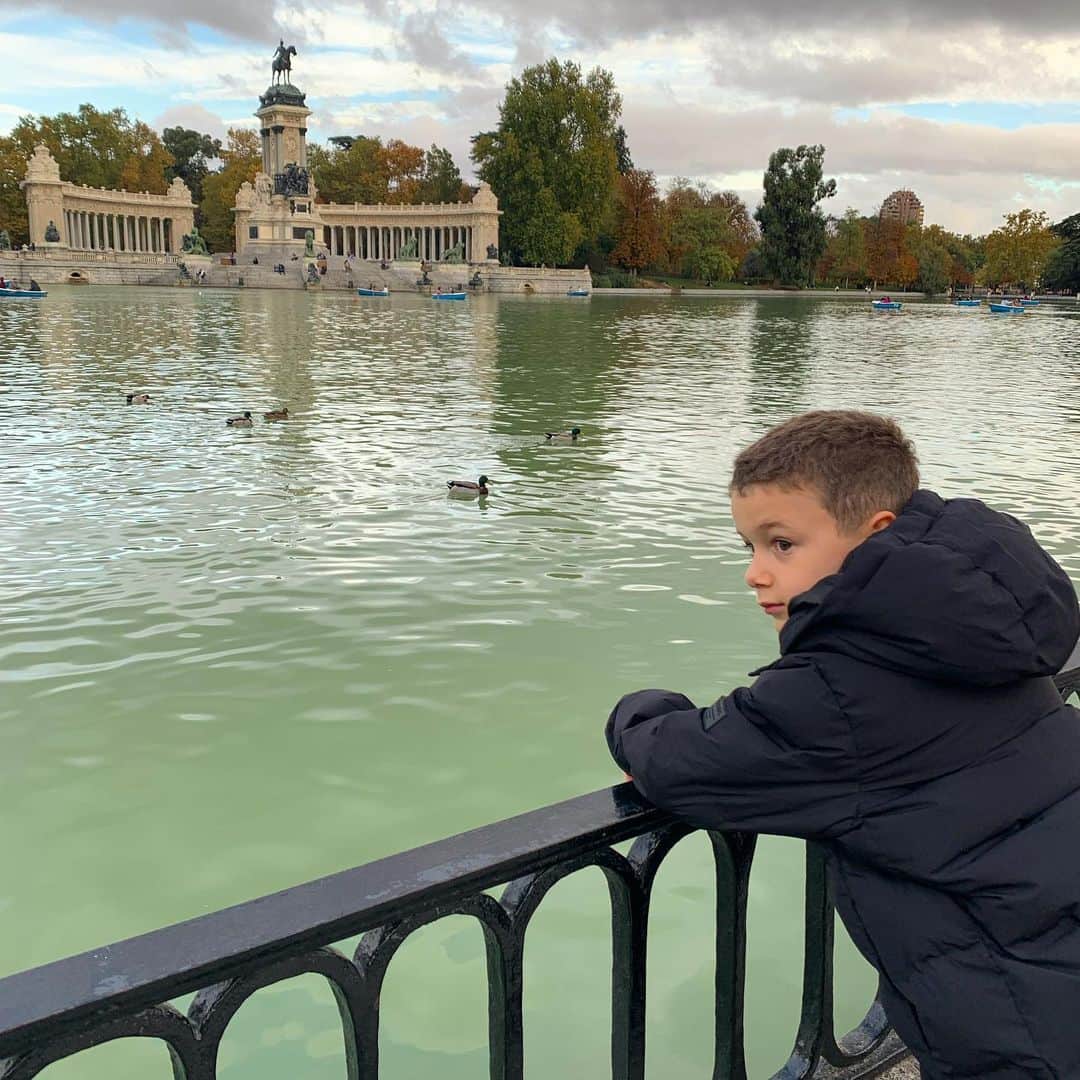 ギリェルメ・シケイラのインスタグラム：「Madrid.   La ciudad donde nació esta preciosidad!   Me acuerdo que veníamos cuando tenías 1 añito.   Hoy eres todo un hombrecito.   Me encanta esta ciudad y me encantas tu 🇪🇸❤️」