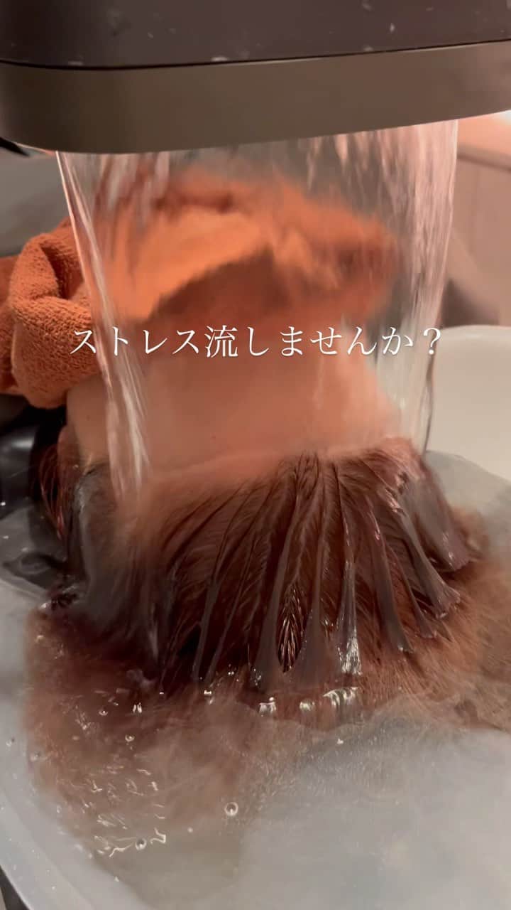 谷本将太 のインスタグラム：「ストレス流しませんか？ ・ @lula_officialpage  にて 大好評いただいております滝スパに、 顧客様限定クーポンが始まりました♪ ・ 頭皮から髪の毛の先まで極上のケアをさせていただきます。 未だかつてない癒しを是非ご体感ください。 ・ #吹田美容室　#ヘッドスパ　#滝スパ　#頭浸浴  #山田美容室」