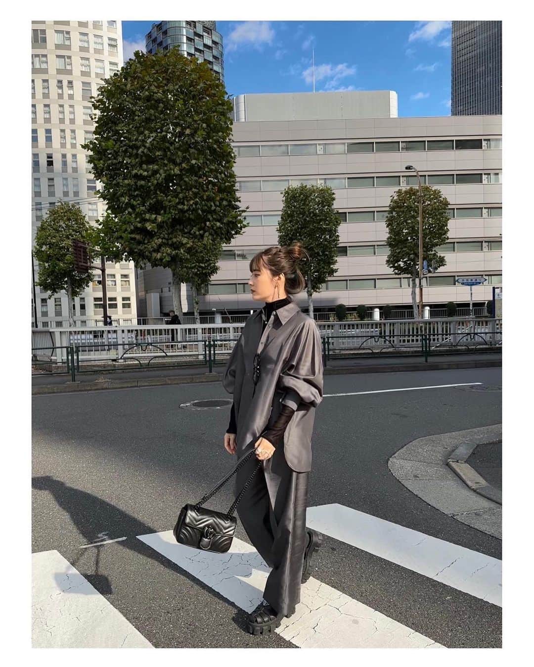 林みなほのインスタグラム：「OOTD  setup… @etretokyo  tops… @stylings_official  shoes… @prada  bag… @gucci  pierce&necklace&ring… @bondle.co  ring… @charlottechesnaisjewelry @resee.official   height 170cm  昨日のお洋服載せそびれ。 凄ーく好みのコーデ🫶 このセットアップ、 マニッシュなんだけど、生地に光沢感があって、 品と華やかさもプラスされる感じがとても好き。  #fashion#ootd」