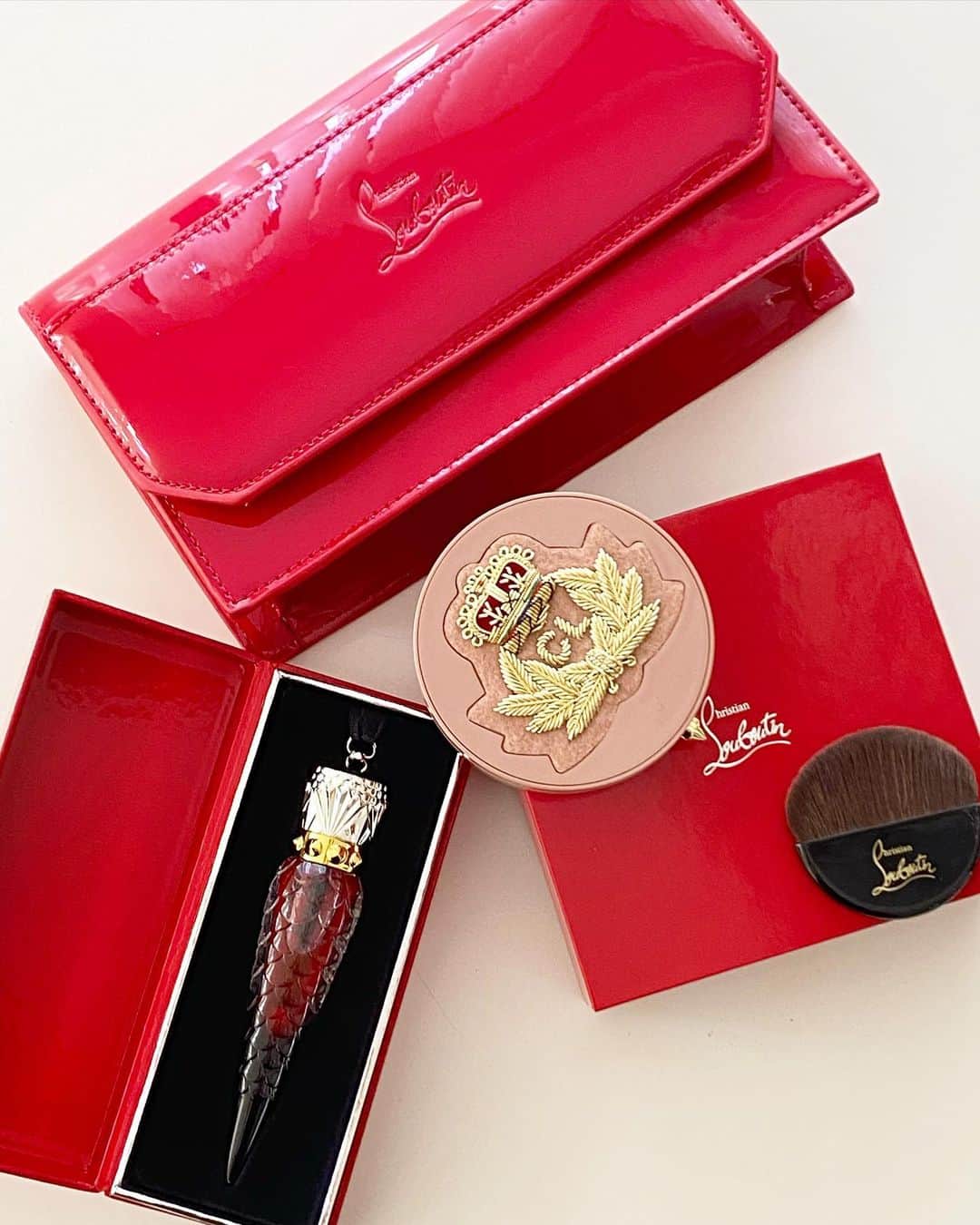のインスタグラム：「@louboutinbeauty 💄ナイトアウトコフレ  ナチュラルな仕上がりのフェイスパウダーとリップオイル。  コンパクトが可愛すぎて使うたびワクワク♡  軽やかで、べたつきにくいリップオイルは、ホホバオイル入り💋　  ＃クリスチャンルブタン#ナイトアウトコフレ#クリスマスコフレ #louboutinbeauty #ルブタンコスメ#リップオイル#フェイスパウダー#ルブタンフェイスカラー#ルブタンビューティー」