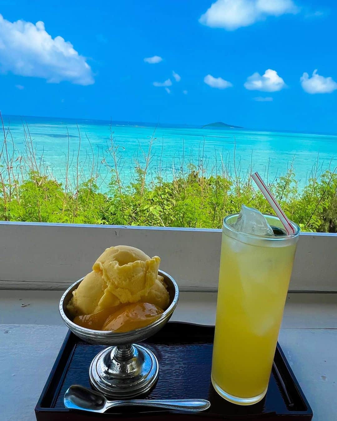 やよさーんさんのインスタグラム写真 - (やよさーんInstagram)「. 池間島にあるohamacafeで一休み〜🏝🌺 無風で凪で暑くてやばすぎた😆🧡最高🤌🏾 . . #池間ブルー #八重干瀬 #宮古島旅行 #宮古島観光 #宮古島カフェ #宮古島life #宮古島観光スポット #沖縄カフェ #沖縄グルメ #宮古島グルメ #海好き女子 #海のある生活 #最強コンディションの海 #海の見えるカフェ #絶景 #絶景カフェ #絶景スポット #ギャル #日焼け女子 #旅行好き #miyakojima #okinawatrip」11月10日 9時29分 - yayosaan