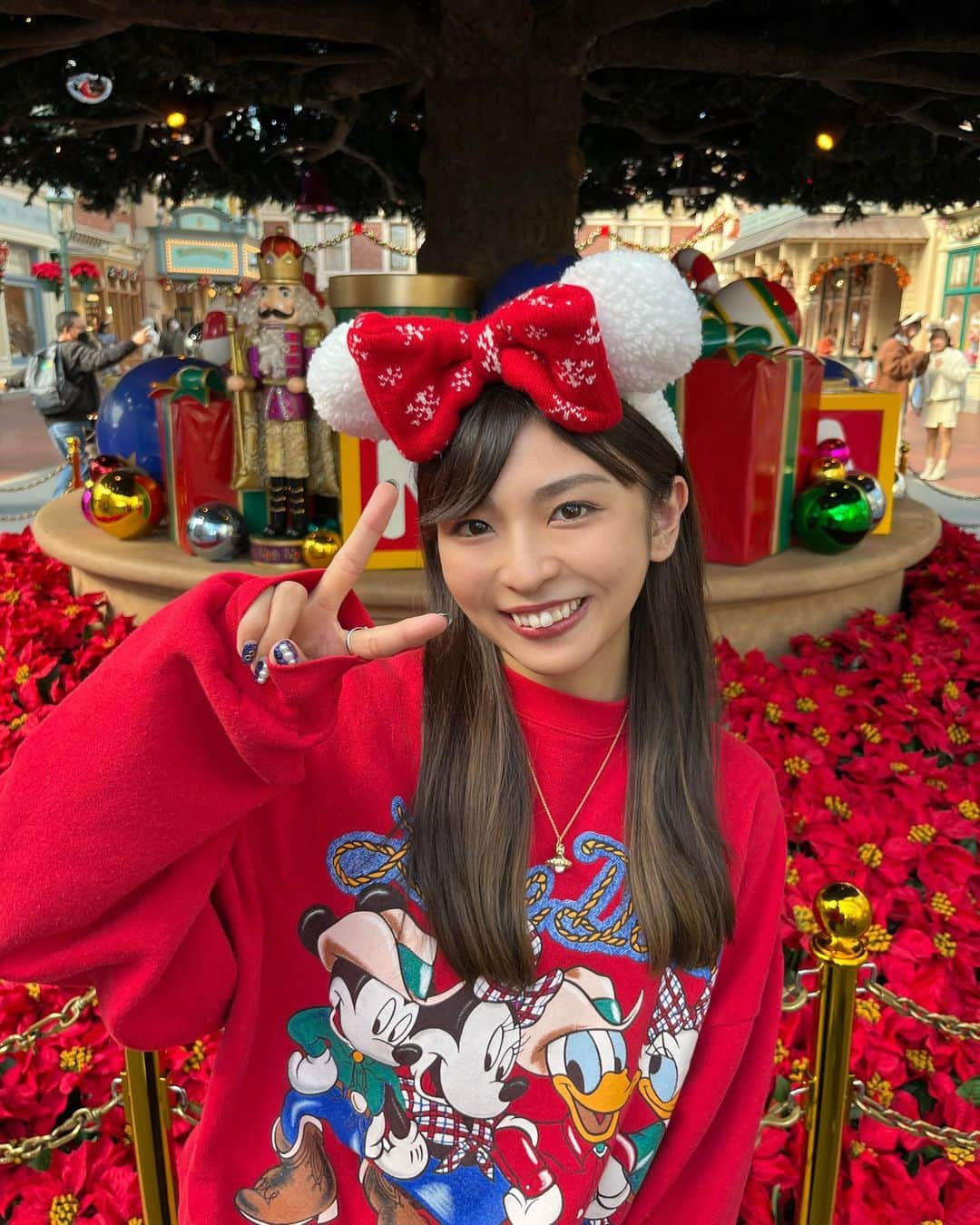 イチサキミキさんのインスタグラム写真 - (イチサキミキInstagram)「夢をみてきた🏰🎄🐭❤️ 、 #東京ディズニーランド #ディズニーランド #クリスマス #赤」11月10日 9時31分 - ichisaki_miki