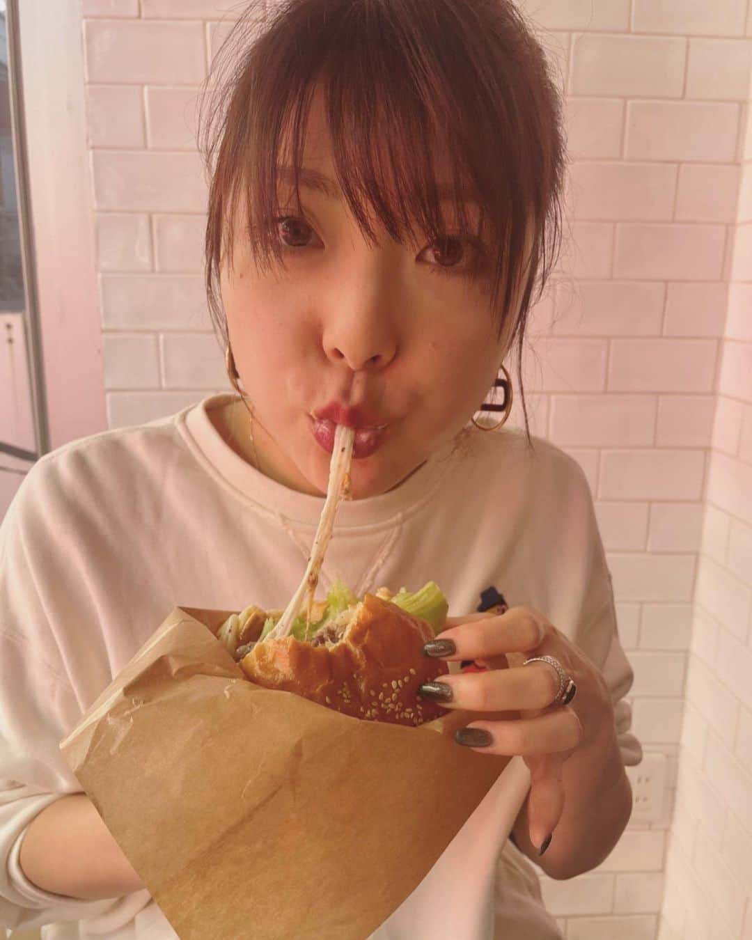 小川麻琴さんのインスタグラム写真 - (小川麻琴Instagram)「ハンバーガー大好き🍔❤️  ここのバーガーも美味しかったなぁ😋  #いつかの  #ランチ #ハンバーガー  #幸せ時間」11月10日 10時00分 - 1029_makoto