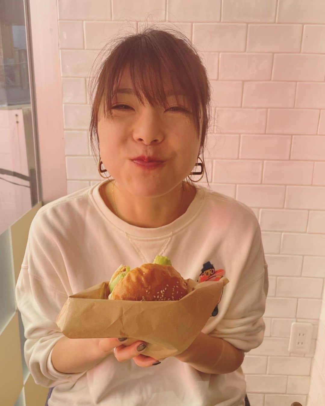 小川麻琴さんのインスタグラム写真 - (小川麻琴Instagram)「ハンバーガー大好き🍔❤️  ここのバーガーも美味しかったなぁ😋  #いつかの  #ランチ #ハンバーガー  #幸せ時間」11月10日 10時00分 - 1029_makoto