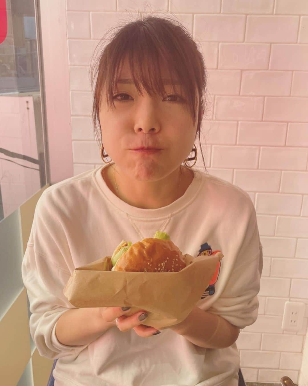 小川麻琴さんのインスタグラム写真 - (小川麻琴Instagram)「ハンバーガー大好き🍔❤️  ここのバーガーも美味しかったなぁ😋  #いつかの  #ランチ #ハンバーガー  #幸せ時間」11月10日 10時00分 - 1029_makoto