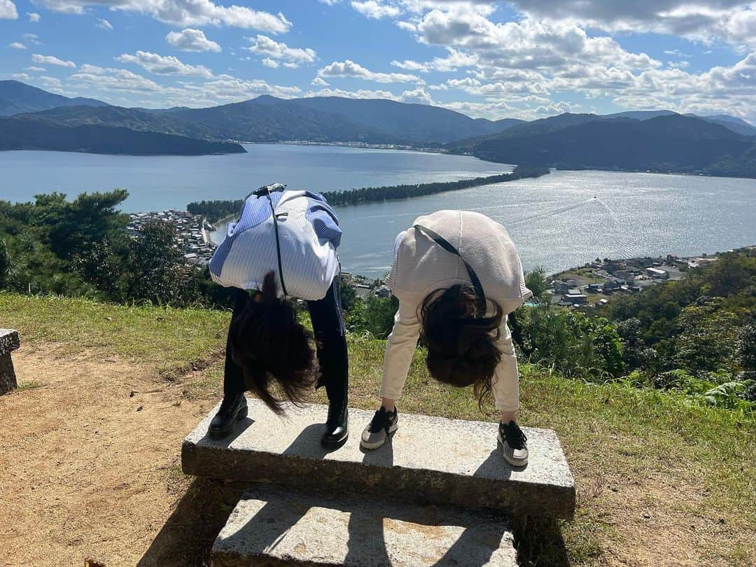 彼方茜香のインスタグラム：「股覗き♥ YAMAHAさんの撮影で京都府宮津に行ってた時の写真が大量にある( '֊' )✌️ みらいちゃんとスチールとムービー撮影⚓️ これは天橋立を覗いてー戻ってー覗いてー戻ってー（笑） 隣に居た方まで「ええの撮れたかー？」言うてくれてました·͜·  ハッシュタグはみらいちゃんのインスタから真似しとく↓  #YAMAHA  #田井宮津ヨットハーバー  #Seastyle  #yfr24  #ボート  #boat  #クルージング  #cruising  #グランピング  #fast23  #京都府  #バーベキュー  #宮津  #天橋立  #越浜  #Cruising  #BBQ  #無双ヶ鼻  #宮津ハーバー  #金引きの滝  #成相寺  #傘松公園  #フィッシング  #fishing  #fishinggirl  #fishinglife  #fishingstyle  #yamahamarine   #小野瀬みらい  #彼方茜香」