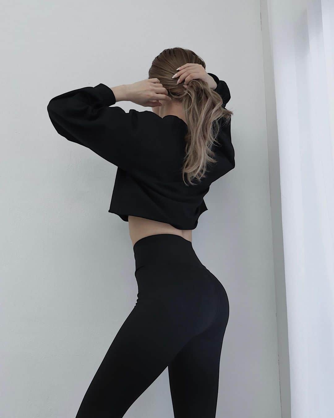 小原優花のインスタグラム：「しまむらさんコラボ🖤 今回《美尻サポート》機能のストレッチ入りレギンスも発売いたしました🥰✨   履いた時に気になりがちなヒップラインをサポートして桃尻シルエットをメイクします🍑♡   普段着にはもちろん、スポーツの時にも履けるストレッチ性抜群でショーツが透けないしっかり厚手生地です🙆‍♀💗   ウエストはカシュクールデザインで、くびれを美しく魅せてくれるのがこだわりポイント❣   ブラック、チャコールグレー、ブラウンの3色❤ お洋服やウェアに合わせて使いやすいバリエーションです👌🏻✨   お値段は驚きの1290円！！🫢💓 一部の店舗またはオンラインストアでぜひチェックして下さいませ🥹💕   #しまむら #しまスタ #しまむらコーデ #ゆんころ」