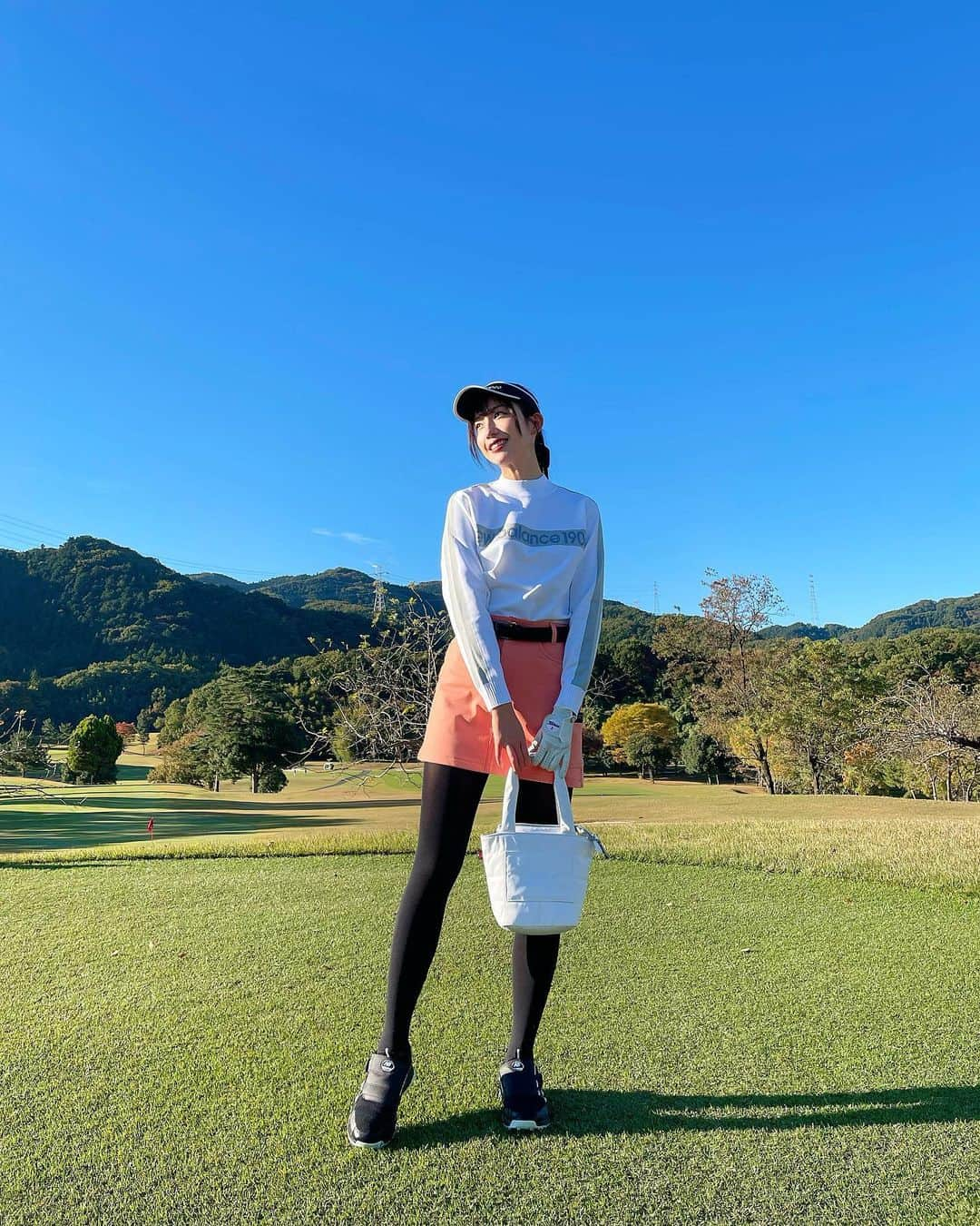 中島亜莉沙のインスタグラム：「紅葉が綺麗だった日のコーデ🧡 @newbalancegolf_japan   スイング後のシューズ裏にも注目！ デザイン可愛いでしょ🫶🏻  この日は旦那さんのお友達も一緒にラウンド！  載せていいか分からないので 視力3.0の人なら見える遠目ショット📸(5枚目)  #ろくまいめ #セカンド仲良し夫婦  #newbalancegolf #golf #golfwear #sports #coordinate #ootd  #秋ゴルフ #冬ゴルフ #家族ゴルフ #夫婦ゴルフ #ゴルフ #ゴルフ女子 #スポーツ女子 #ゴルフウェア #スポーツウェア #コーデ紹介 #カートバッグ #ゴルフバッグ #골프　#골프여자　#尔夫球 #高尔夫」