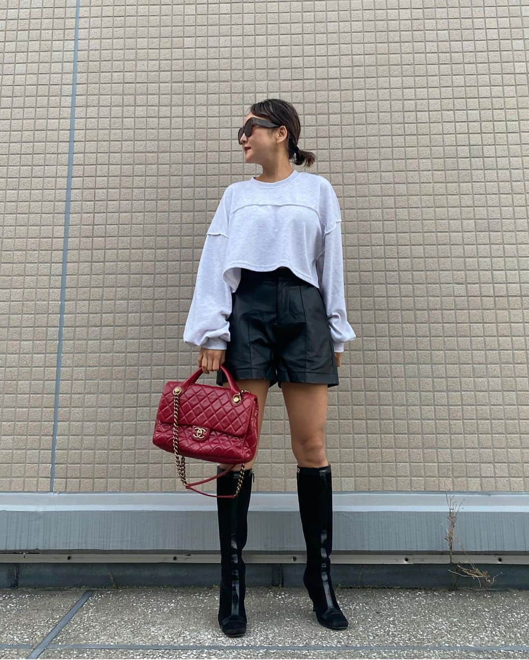 mimimimiyoのインスタグラム：「やだもう、ちょっとホームシック気味になってきた。 毎日朝から夕方まで授業。 マンツーマンのクラスだからいい感じだ。  友達できなさそ。 フィリピンってでかけるのこわくて、ひとりで出かけられないわたし。 だからこんな気分なのか。 お散歩いきたいな。  あ、でもかわいい女の先生と仲良くなってきて、週末クラブに行こうと誘われた。 わたし明るい時間に出かけるのもこわがってるんだけど、どうしょ。  ねぇ私の友達よー！ さみしくなって電話するかも！  トップス、パンツ#プチプラ バッグ#chanel #シャネル ブーツ#celine#セリーヌ」