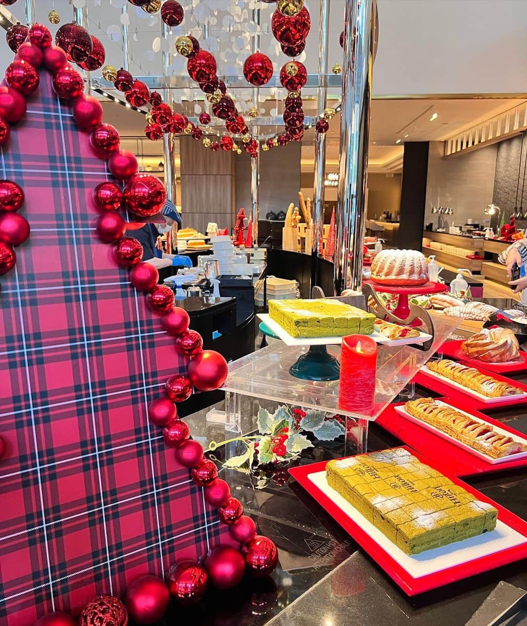 加藤里奈さんのインスタグラム写真 - (加藤里奈Instagram)「⋆  ヒルトン名古屋꒰ @hiltonnagoya ꒱で開催されている、 クリスマスブッフェ⸜  Santa’s Christmas Tea Party ⸝ に お邪魔しました❤︎  いろいろな国のクリスマススイーツが楽しめて とても贅沢でした🎅🏻🫶🏻  国際色豊かなスイーツ18種類と、 セイボリー7種類が楽しめます☃️  スイーツどれも美味しかったけど、 抹茶味の台湾カステラは甘さ控えめで ふわふわな食感が美味しかったな〜🤤  ドイツのシュトレンも美味しかった𓏧🤍 ベルギーに住んでいるときは毎年 ドイツのクリスマスマーケットに行って食べてたので 懐かしい味でした♡  マロンズコットはマロンペーストと 洋酒の組み合わせが美味しかったです😋  セイボリーも充実していて、 唐揚げやパンプキンスープが美味しくて デザートと交互に食べてました😌🫶🏻  大満足のヒルトンビュッフェ、 相変わらず見栄えも味も最高に贅沢で 素敵な時間を過ごせました🥺✌🏻  12/25までの木〜日・祝日限定で開催してるみたいです🎁  #pr #ヒルトン名古屋 #クリスマススイーツブッフェ #ヒルトンスイーツ」11月10日 20時14分 - katoco0326