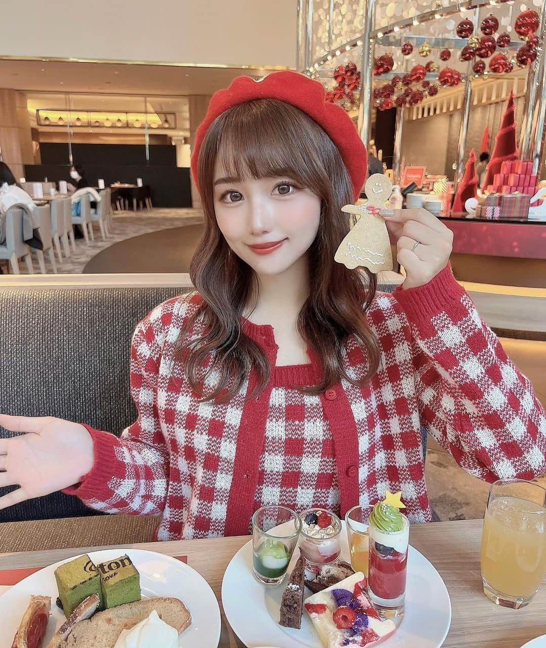 のインスタグラム：「⋆  ヒルトン名古屋꒰ @hiltonnagoya ꒱で開催されている、 クリスマスブッフェ⸜  Santa’s Christmas Tea Party ⸝ に お邪魔しました❤︎  いろいろな国のクリスマススイーツが楽しめて とても贅沢でした🎅🏻🫶🏻  国際色豊かなスイーツ18種類と、 セイボリー7種類が楽しめます☃️  スイーツどれも美味しかったけど、 抹茶味の台湾カステラは甘さ控えめで ふわふわな食感が美味しかったな〜🤤  ドイツのシュトレンも美味しかった𓏧🤍 ベルギーに住んでいるときは毎年 ドイツのクリスマスマーケットに行って食べてたので 懐かしい味でした♡  マロンズコットはマロンペーストと 洋酒の組み合わせが美味しかったです😋  セイボリーも充実していて、 唐揚げやパンプキンスープが美味しくて デザートと交互に食べてました😌🫶🏻  大満足のヒルトンビュッフェ、 相変わらず見栄えも味も最高に贅沢で 素敵な時間を過ごせました🥺✌🏻  12/25までの木〜日・祝日限定で開催してるみたいです🎁  #pr #ヒルトン名古屋 #クリスマススイーツブッフェ #ヒルトンスイーツ」