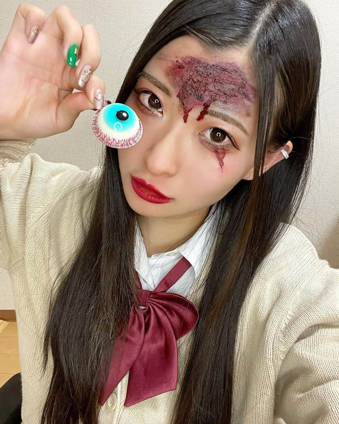 葦原海さんのインスタグラム写真 - (葦原海Instagram)「Happy Halloween 続き👻💜 　 カーディガンはリアルJKの時に 着ていたものだよ〜 　 ミニスクールバッグやスカートは @wego_official で買ったよ〜 　 　 高校時代、じゃがりこ週3で食べてた🫶🏻 マスクデコは今の時代ならでは😂 　 目玉グミは貰った！ようやくプッチンした！ 　 　 . . . #ハロウィン #コスプレ #女子高生 #仮装 #傷メイク #マスクデコ #ギャル #渋谷ハロウィン #halloween #jk」11月10日 20時15分 - myu_ashihara