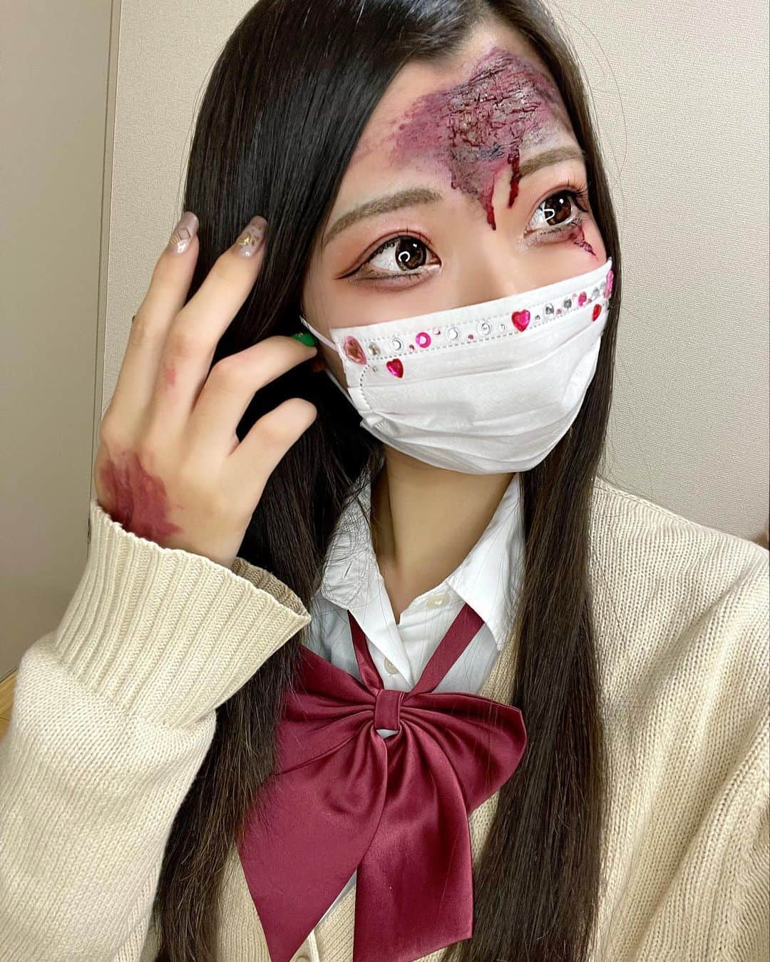 葦原海さんのインスタグラム写真 - (葦原海Instagram)「Happy Halloween 続き👻💜 　 カーディガンはリアルJKの時に 着ていたものだよ〜 　 ミニスクールバッグやスカートは @wego_official で買ったよ〜 　 　 高校時代、じゃがりこ週3で食べてた🫶🏻 マスクデコは今の時代ならでは😂 　 目玉グミは貰った！ようやくプッチンした！ 　 　 . . . #ハロウィン #コスプレ #女子高生 #仮装 #傷メイク #マスクデコ #ギャル #渋谷ハロウィン #halloween #jk」11月10日 20時15分 - myu_ashihara