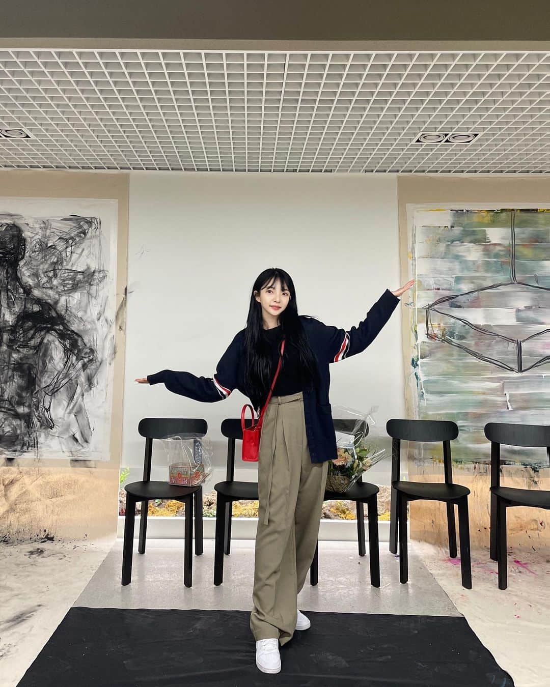 ユジョン のインスタグラム：「⚪️⚫️ Souju_Company Project ‘상입(相入)’ 금융권 최초시도 하나은행 갤러리 #하트원 최초의 예술특화 메타버스기업  #믐 완벽했던 지수,요셉,형석,다니엘,민우,순오,민석,사랑,화수,진혁 작가님 와주신 모든 분 덕분에 이번 전시 너무 행복했습니다.  많은 시행착오가 있었지만, 그럼에도 불구하고 좋은 후기와 기회를 얻어냈고, 성장해나갈 수 있는 소중한 기록을 안겨주신 모든 분에게 감사를 표합니다:) 앞으로도 열심히 커나갈게요🤍  기획 : 허유정 @yuding92 음악 : 강다니엘 @docucu9 행위 : 권요셉, 공지수 @jlj0916 @_soopi 화가 : 김민우, 최형석 @xeldin88 @choierart 진행 : 구민석 @peliteratura 바디메이크업 : 강승우 @elva_0217 촬영 : 김순오 @soonography 영상 : 한진혁 @hahn_jinhyeok   주관 : 소우주컴퍼니 @souju_company 후원 : 하나은행 @hanabank_official, 믐 @meum.me」