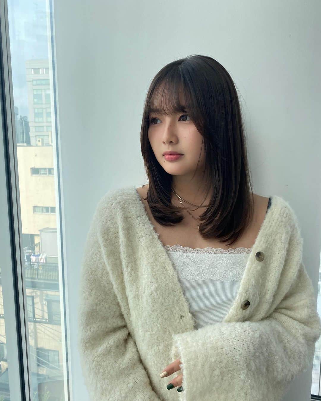 箭内夢菜のインスタグラム：「ロケが重なると、髪の毛がすぐ傷んでパサパサのパサになってしまうので  #ZACC さんでまたさらつやにして頂きました🥹  嬉しい〜✌︎·͜·  こっそりクリスマスを意識したネイルも見せてます🎄笑」