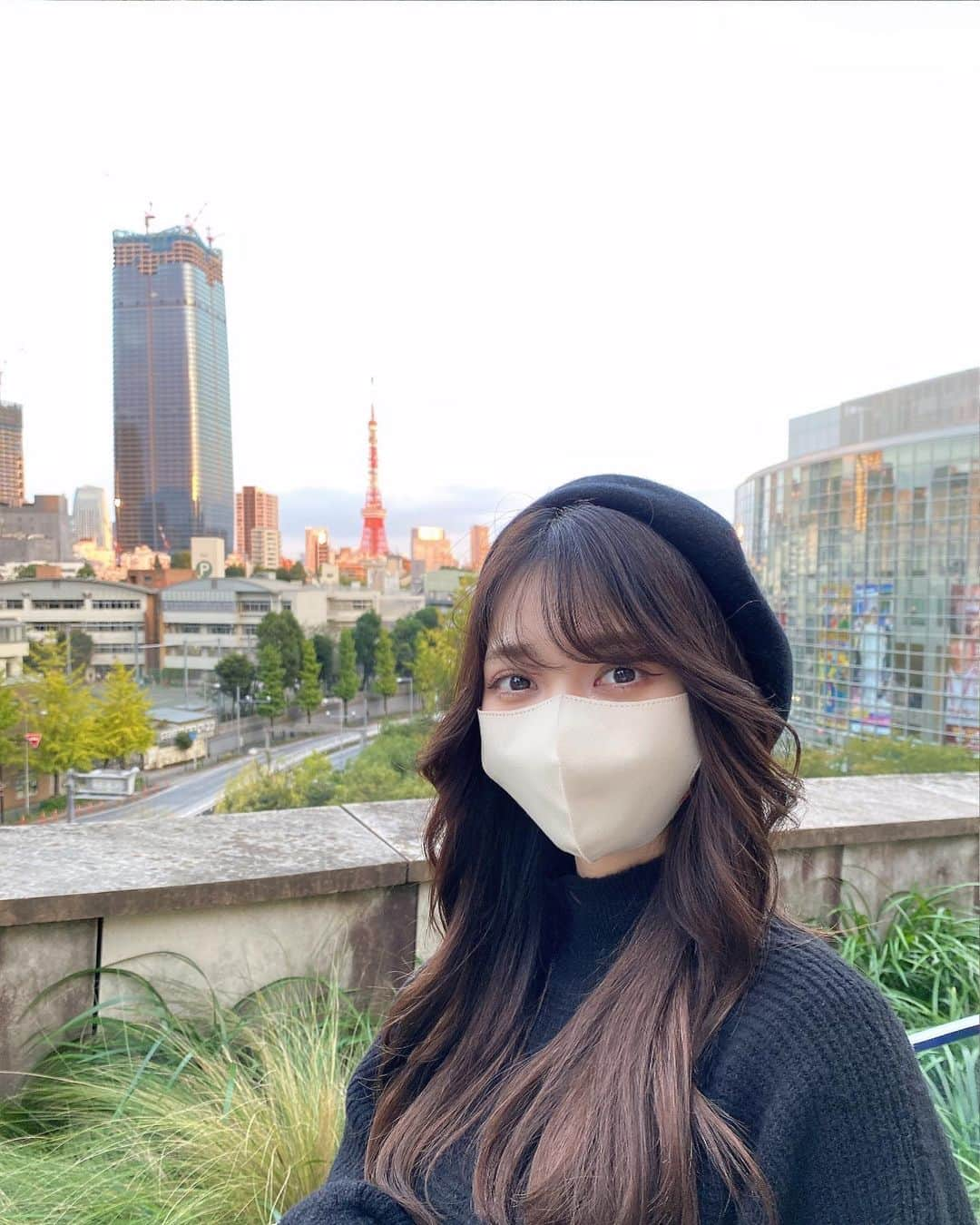 山口はのんさんのインスタグラム写真 - (山口はのんInstagram)「🗼🫰🏻 . . . 2枚目からはお友達考案のピース🤣 . . .」11月10日 20時38分 - hanon_0_7