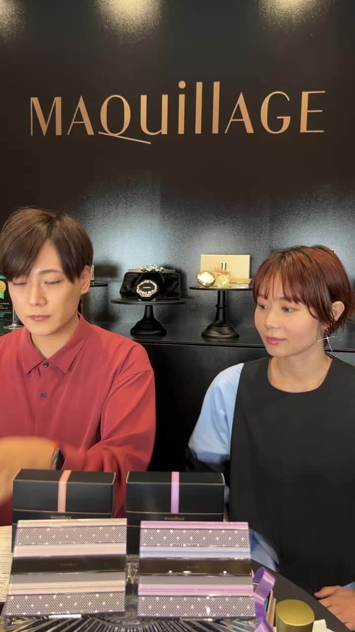 マキアージュのインスタグラム：「ホリデーシーズンにおすすめのコフレ紹介✨  マキアージュ ドラマティックパレット」