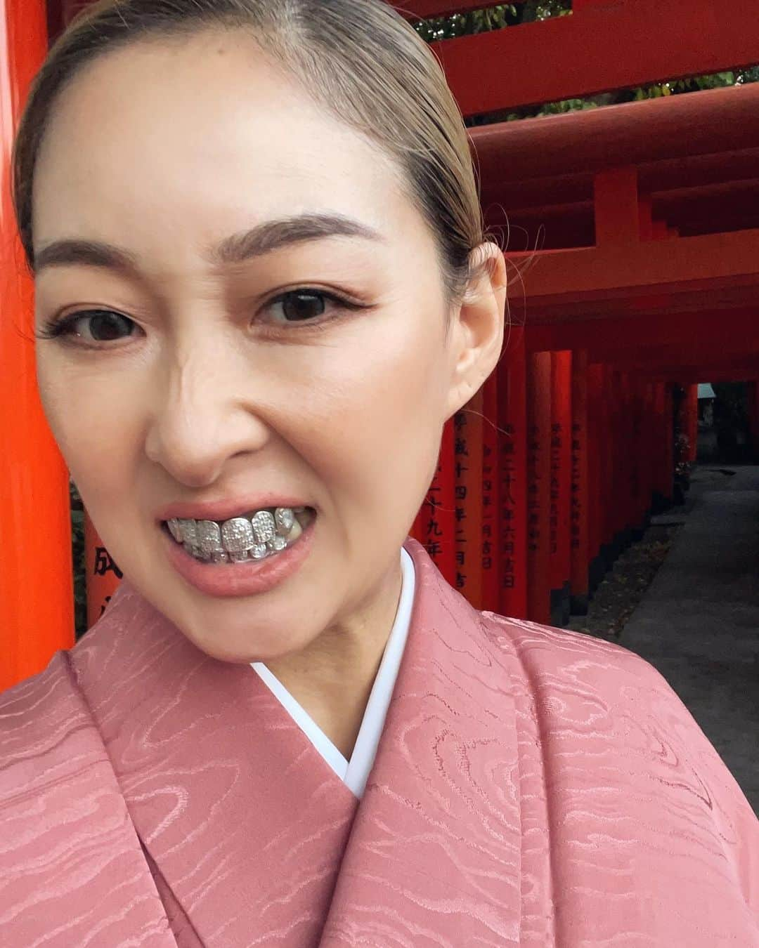 jyA-Me（ヤミー）のインスタグラム：「👘🥶💎✨ #Kimono#with#grillz 次男のお食い初め🥢✨👏🏽 祖母は着物コレクターで、 母の着る機会がないままだった着物を 私が着させて貰いました💕 背中に家紋も入ってる大切な着物、 天国の大好きなおばあちゃんも喜んでくれると良いなぁ✨ グリル付けたのは一瞬ねw #tiktok用に #お宮参り#お食い初め #着物#japaneasekimono #grillzbyscotty」