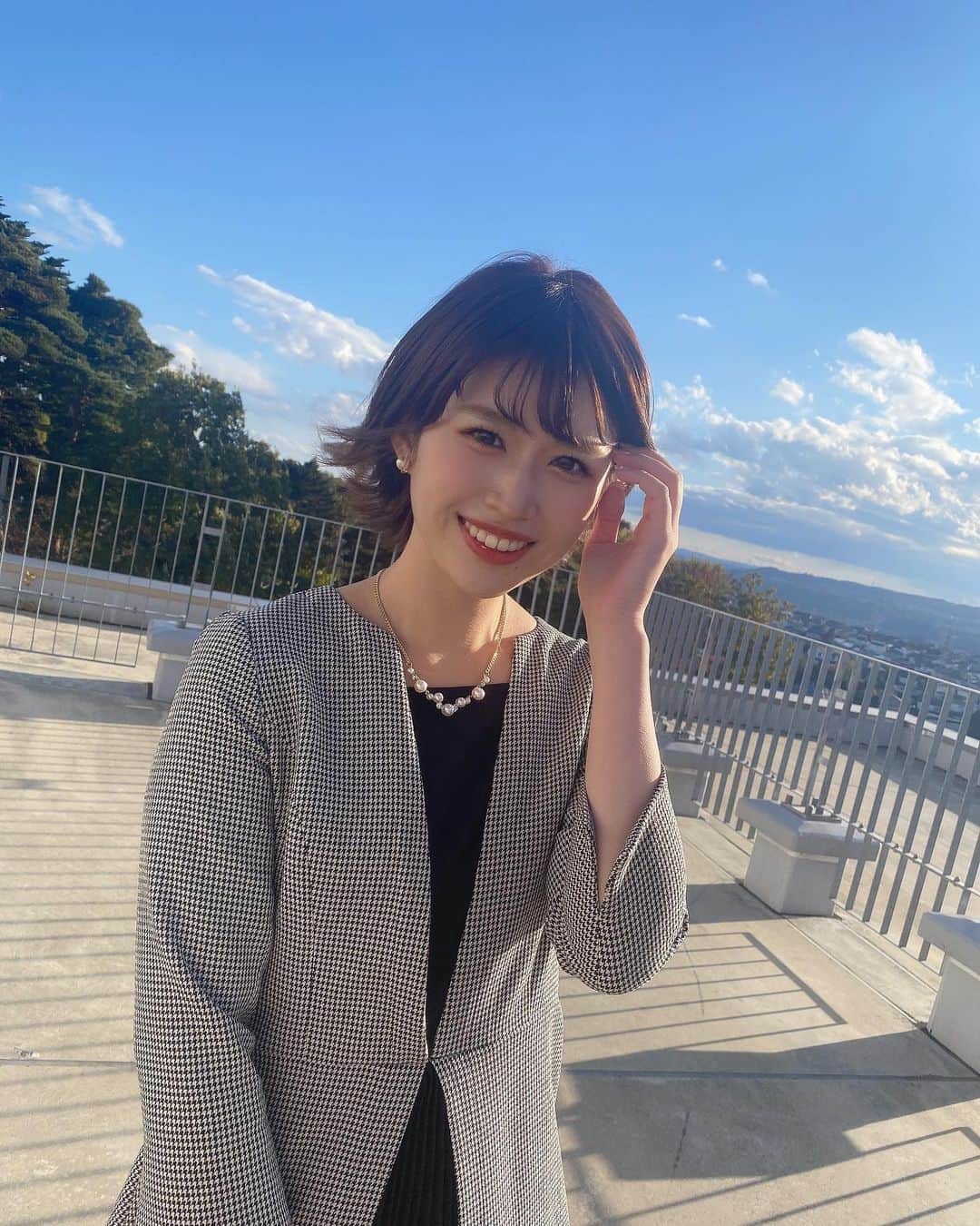 佐藤朱のインスタグラム：「屋上ショット〜！ 青空がとっても綺麗☀️ . 撮ってくれたのは野口アナ！ @noguchi_miwa  いろんな表情を引き出してくれる名カメラマンなのです！🥹✨感謝🥹🥹 #屋上 #八木山 #昨日はお誕生日お祝いのコメントたくさんありがとうございました！」
