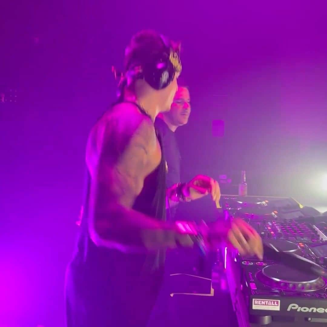 のインスタグラム：「Here's how it went down at this year's @amsterdamdanceevent  with the legendary @blasterjaxx 🔥   Here they are playing their new track He's A Pirate to a pumped up crowd 🏴‍☠️ OUT NOW」