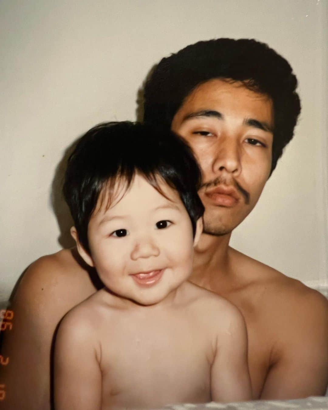 KOWICHIのインスタグラム：「親父、63年間お疲れさん。 アウディ新車でプレゼント出来なくてごめん… 俺は未だに、大事なモノすらたまに見失ってしまうくらい半人前な男かもしれないけど、さすがに気持ち入れ替えてちゃんと頑張るからさ。 始めた頃、親父が猛烈に反対してた音楽の仕事も今はレーベル背負って仲間を上げようってとこまで来てるよ。 だから安心して休んで、後の事は任せろ。雲の上から見ててくれよな。 ありがとう」
