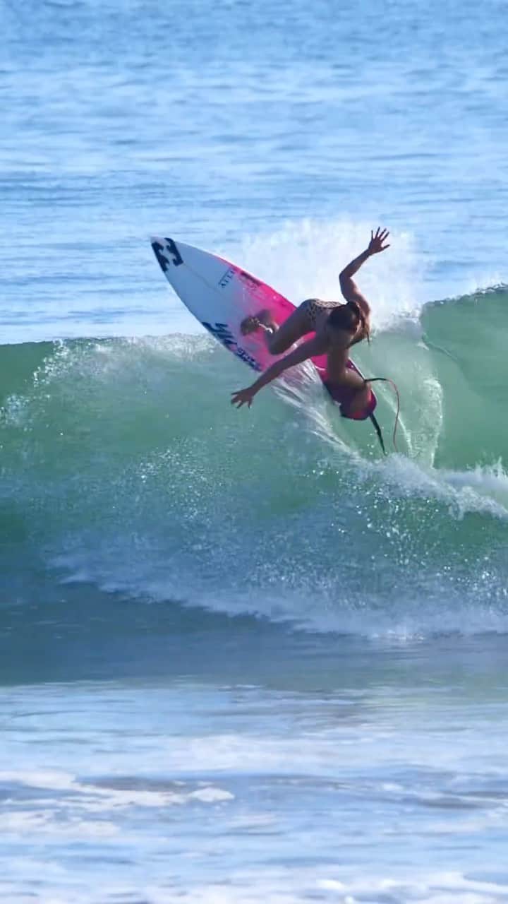 のインスタグラム：「Salt water☯️💙　  📹 @photographernica  @billabongwomens @billabongwomensjp @niketokyo @hlna.jp @whitebuffalo_rider @fcs_japan @triplecproject #yusurfboards #aerotech」