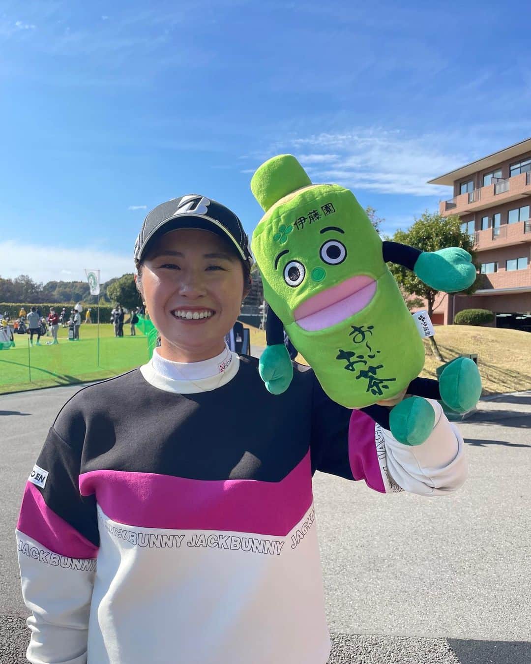 のインスタグラム：「☺︎ ホステスプロ頑張ります✊ #伊藤園 #ITOEN #おーいお茶くん #目瞑りすぎ案件」