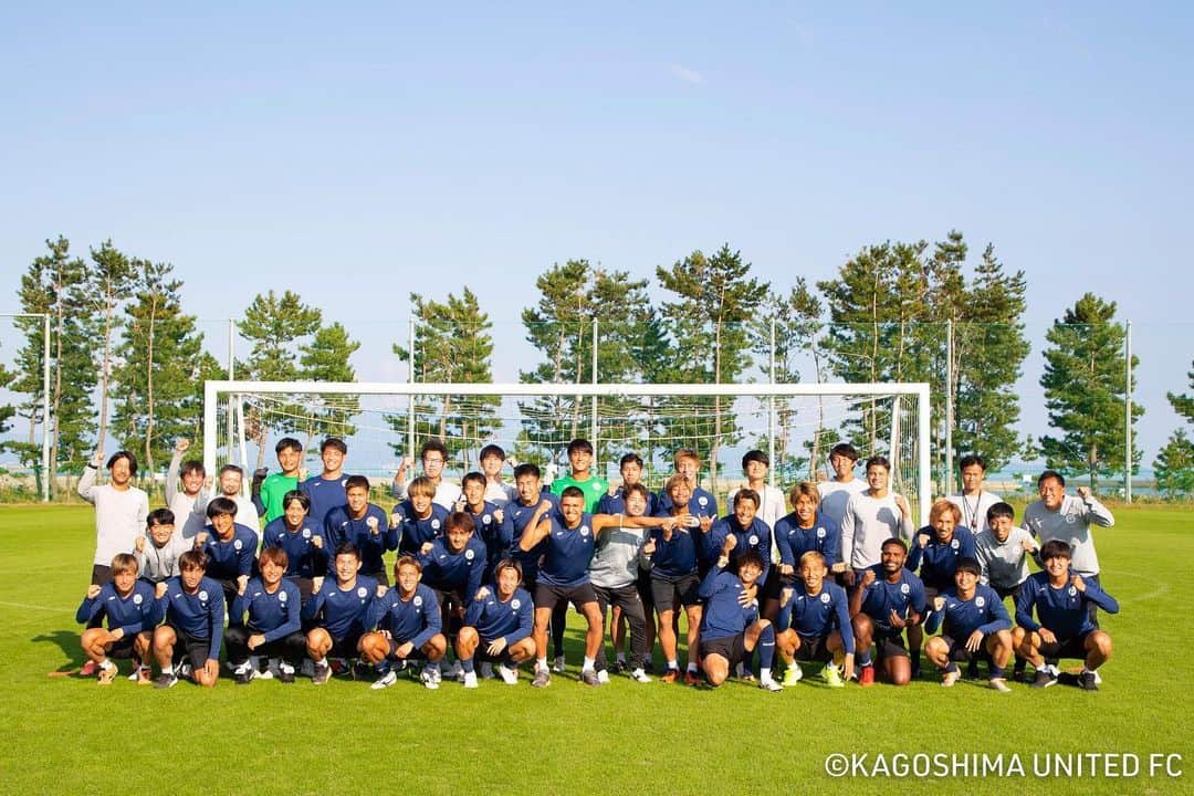 五領淳樹のインスタグラム：「今シーズンもあと2試合で終わり。 この最高の仲間と最高の形で締めくくりたい。 まずは3日後のホーム最終戦で最高の雰囲気を宜しくお願いします🙇‍♂️ #鹿児島ユナイテッドFC #ホーム最終戦 #OneTeamOneGame #全員で勝つ #鹿児島しか勝たん  令衣がさらに強くなって帰ってくる事を楽しみにしてる👍地味な事の積み重ねは大変だけど令衣なら淡々とこなすだろうから心配はしてない😂 #前十字靭帯の先輩 #地味な事の積み重ね #全てのケガには意味がある」