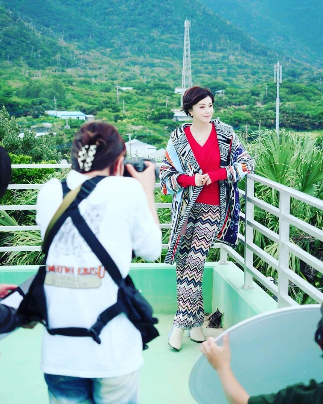 藤原紀香さんのインスタグラム写真 - (藤原紀香Instagram)「in tokunoshima✨✨✨ wonderful Power spot‼️  奄美新聞に撮影ロケの模様が掲載されておりました✨✨✨ １２月１５日 から #旅色 で解禁❣️❤️❤︎LOVE❤︎❤️  #旅色  #徳之島  #南西諸島 #鹿児島 #奄美群島 #初訪問  #カルスト台地 #世界自然遺産  #unesco #world_natural_heritage_site  #徳之島町役場 #おもてなし  #感謝 #旅 #旅行  #コート #パンツ  @missoni  #ミッソーニ   #hikarimiraii @hikarimirai_beauty」11月10日 13時18分 - norika.fujiwara.official