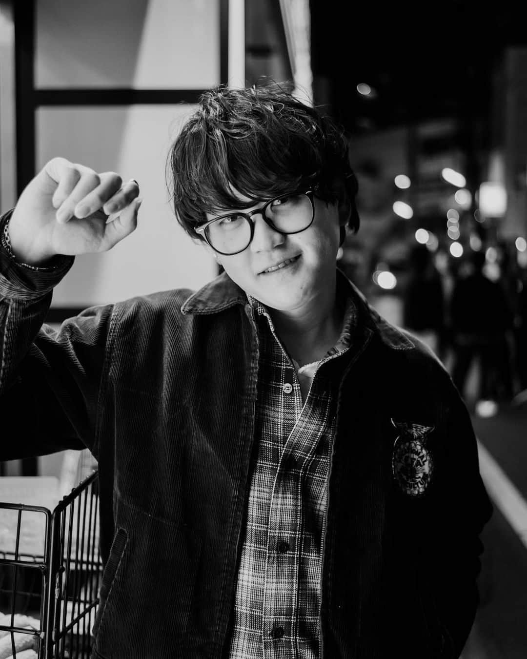 Jぺい（ウルトラ寿司ふぁいやー）のインスタグラム：「俺 by @alexmunoz.foto   俺を撮るAlex by @ultra_maji   俺を撮るAlexを撮るマジ by @akira_kabe   #shimokitazawa #ウルトラ寿司ふぁいやー」