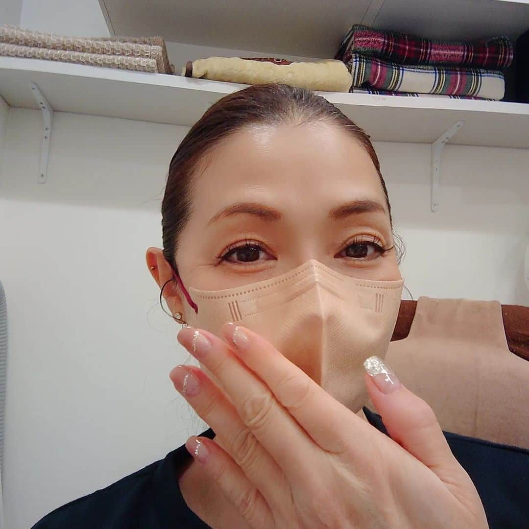 渡辺めぐみさんのインスタグラム写真 - (渡辺めぐみInstagram)「bbnailに、ネイルチェンジヘ💅  今回は、ベージュ斜めフレンチにラメラインをして、２本をラメ斜めフレンチにしました🙂  #ネイルデザイン  #ネイルチェンジ💅  #斜めフレンチ  #フレンチネイルデザイン  #ラメネイル  #ジェルネイル  #instagramjapan #instagramnails  #instagramgood  #instagramlike  @bbnailbeebody」11月10日 13時42分 - meguheart