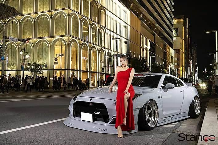 原満莉菜のインスタグラム：「本日発売『Stance(スタンス・マガジン)』 12月号に掲載されています🚘📕  銀座SIXをバックにかっこいいGT-R🚘✨豪華  CHECKお願いします☺︎  ． ． ． ． #GTR #銀座SIX #GINZASIX #車 #NISSAN #雑誌」