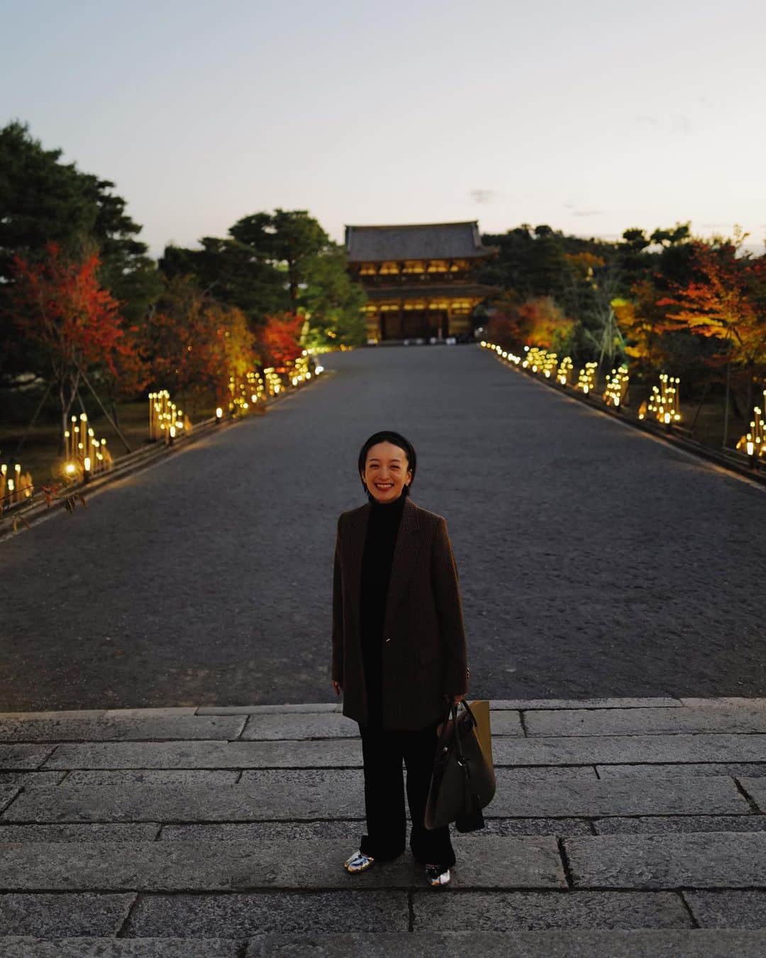高山都さんのインスタグラム写真 - (高山都Instagram)「秋の京都は天気が良ければ1日いろんなお寺をまわるのが楽しいです。世界遺産でもある仁和寺では夕方からライトアップ！ 青い空に真っ赤な紅葉のコントラストが綺麗すぎて感動。 見るもの全部が絵みたいで…暮れゆく空にお月さまが出て、うっとりな幻想的な景色でした。 行く時間によって空の色が違うから見え方が違うのも楽しんでください。 #そうだ京都行こう #ひかりの京都 #神護寺 #仁和寺 #PR」11月10日 13時50分 - miyare38