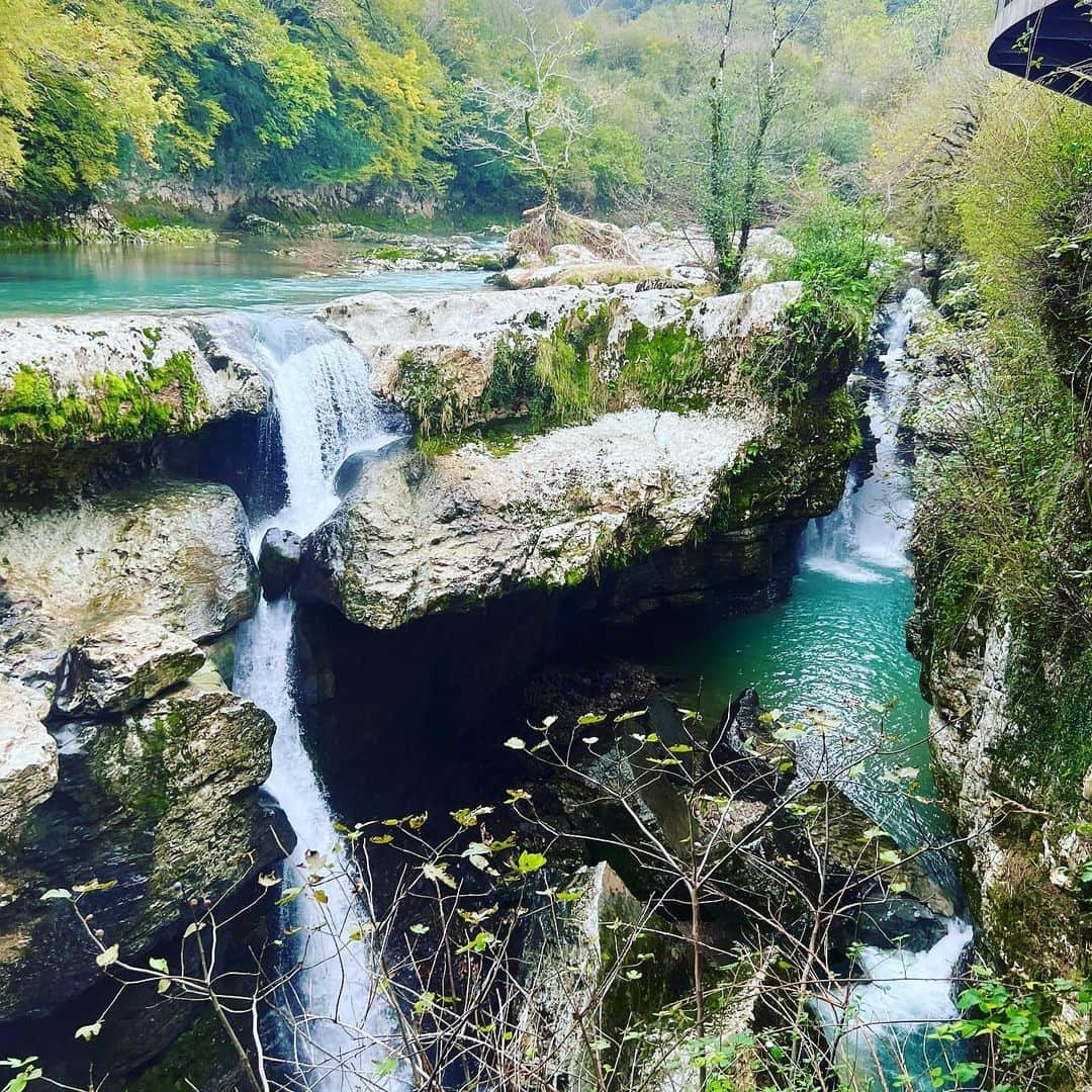 メーガン・ネイさんのインスタグラム写真 - (メーガン・ネイInstagram)「Life is worth the adventure and the memories. Smile, laugh, love and beYOU.   Georgia you were incredible and intriguing 🇬🇪   #travel #bestfriends #beYOU #georgia🇬🇪 #hiking #canyons #smile #adventure」11月10日 14時03分 - iammeagennay