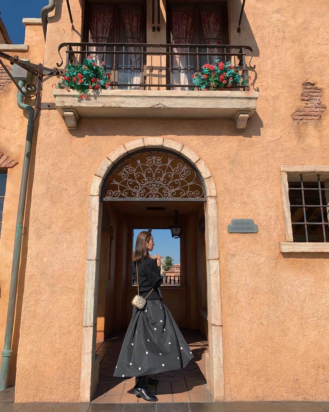 のインスタグラム：「Day2 📍Disney Sea 🌎  Tower of Terrorに絶叫して🏢トイマニではしゃぎまくって🦖ソアリンで大感動🪂  アトラクションも沢山乗れてすごく楽しかった！  子供達はLandよりSea派みたい✨  クリスマスイルミネーションが可愛いくて歩いてるだけでも幸せ気分になれました🎄❤️  #東京ディズニーシー#tokyodisneysea#ディズニーシー#ソアリン#タワーオブテラー#トイストーリーマニア#ディズニーコーデ#ディズニーコーデ冬#ディズニーカチューシャ#ディズニークリスマス#family#小学生ママ#家族#家族写真#家族旅行#子連れディズニー#子連れお出かけ#hn✈️trip#hnhiand」