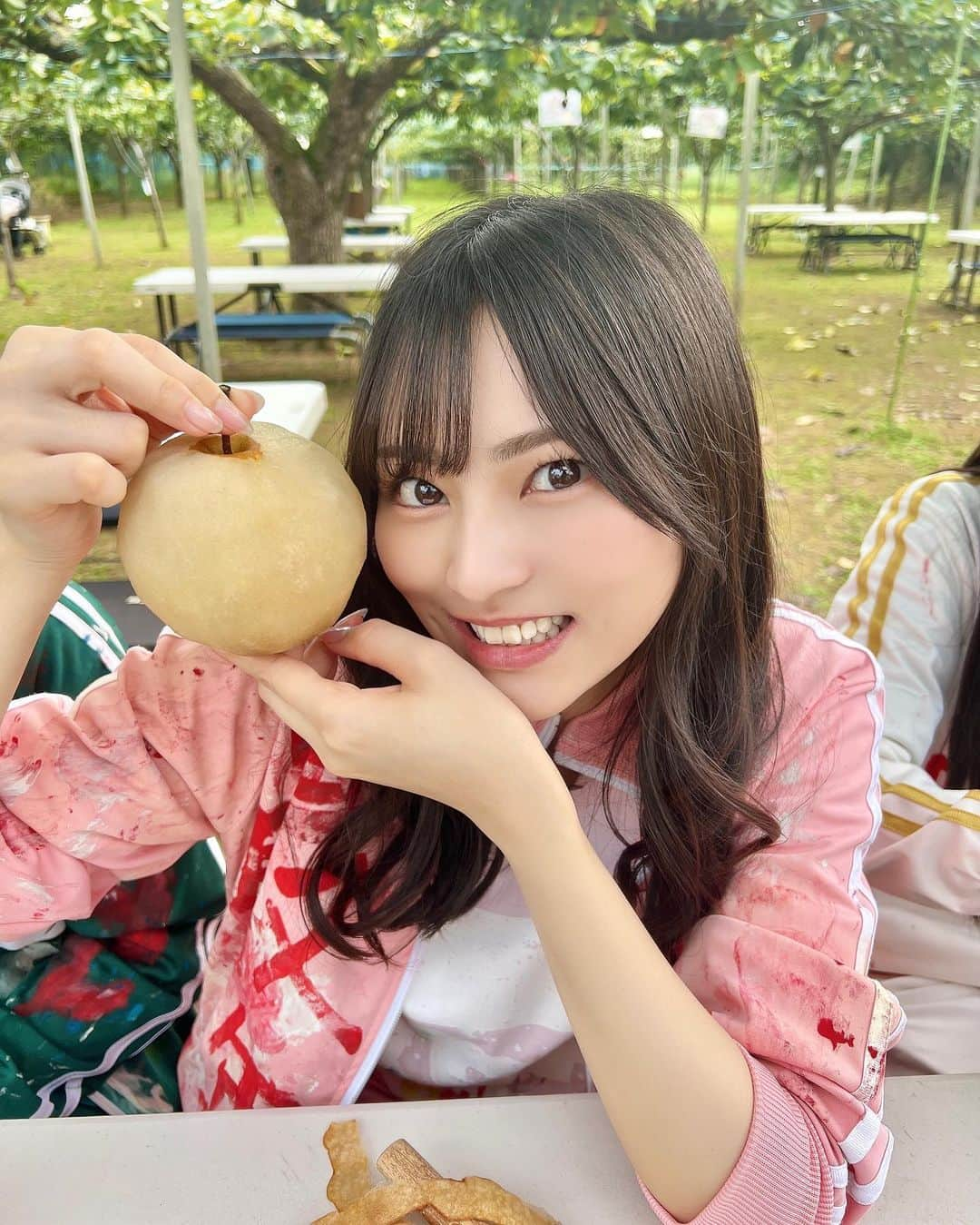 宇咲さんのインスタグラム写真 - (宇咲Instagram)「綺麗に梨剥けた💭🍐  【告知】 現在発売中『B.L.T.』１２月号！ #ババババンビ の連載 #馬と鹿 今回は  みんなで梨とぶどう狩り＆中野サンプラザリハ密着！  みて〜みんなで梨剥いた〜！ 梨大好きなのでいっぱい持ち帰った~♡  そして雑誌にはあまり載らないリハ風景も！ チェックしてみてね〜！ . . . #アイドル #idol #撮影 #blt #オフショット」11月10日 14時33分 - usa_usa0427