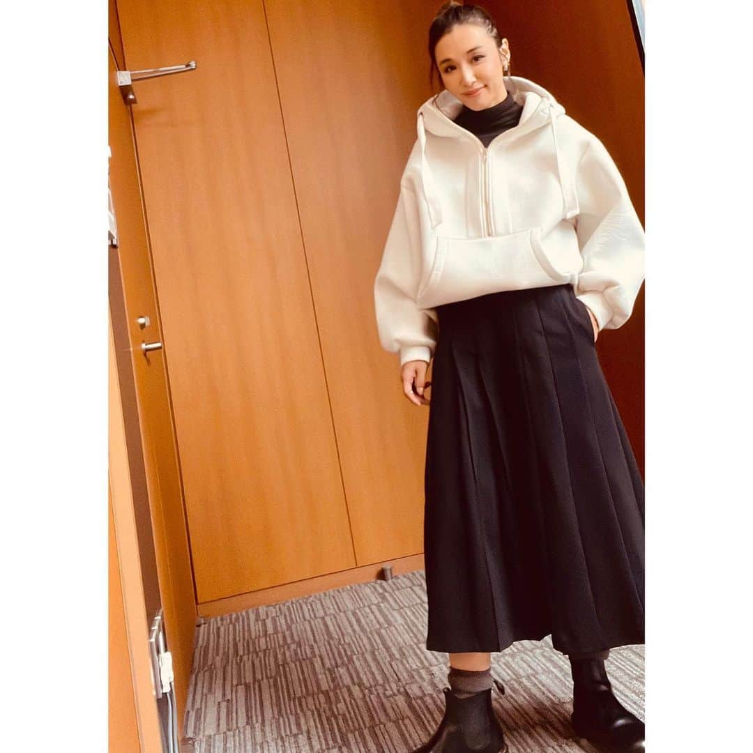 鈴木紗理奈のインスタグラム：「W_M @w_m.official の 白フーディー  今日はグレーのタートルネックと黒のプリーツスカート合わせ。 後ろは出して前のみイン。 色んなstyling楽しめるので是非❤️  販売予約は11月30日まで、deliveryは12月の中旬です。」