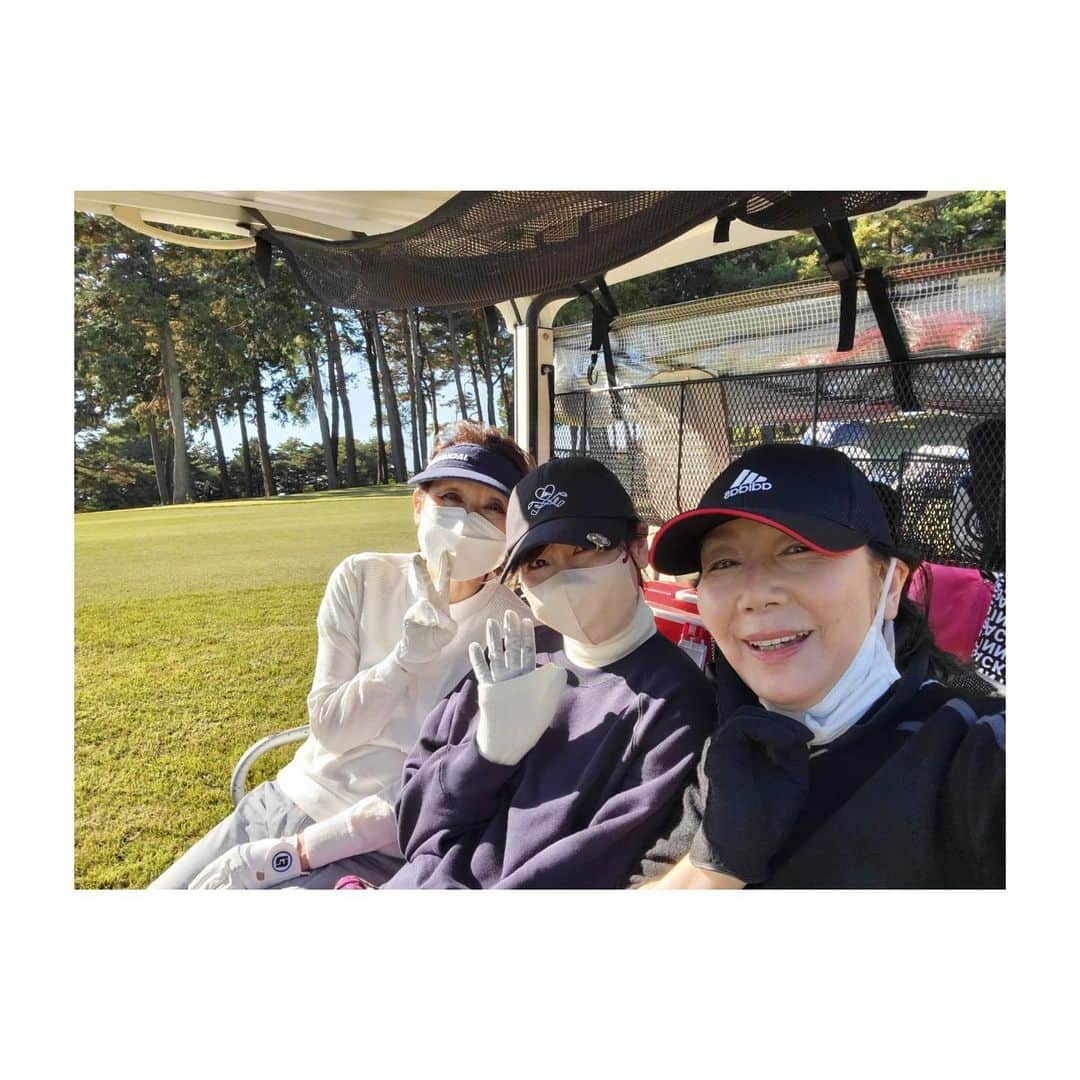 村井麻友美さんのインスタグラム写真 - (村井麻友美Instagram)「GOLF⛳️  本来、私が行かれる様なゴルフ場ではない久邇C.C。 キャディーさんもいらっしゃってのゴルフ。 お仕事だから当たり前だけど、おばちゃん達に根気強く付き合って下さって、聞けばアドバイスまで！  マダムたちと、とっても楽しいゴルフでした！！ ＊ ＊ ＊ #⛳️ #ゴルフ #ゴルフ女子  #golf  #ゴルフスイング動画 #ゴルフうまくなりたい  #飯能 #久邇カントリークラブ」11月10日 15時27分 - mayumi_murai817