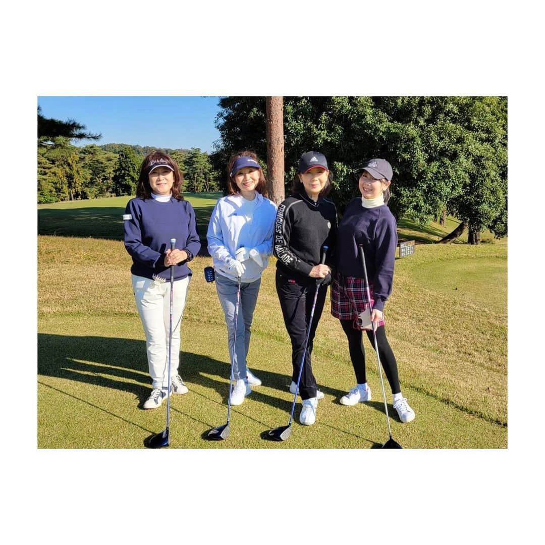 村井麻友美さんのインスタグラム写真 - (村井麻友美Instagram)「GOLF⛳️  本来、私が行かれる様なゴルフ場ではない久邇C.C。 キャディーさんもいらっしゃってのゴルフ。 お仕事だから当たり前だけど、おばちゃん達に根気強く付き合って下さって、聞けばアドバイスまで！  マダムたちと、とっても楽しいゴルフでした！！ ＊ ＊ ＊ #⛳️ #ゴルフ #ゴルフ女子  #golf  #ゴルフスイング動画 #ゴルフうまくなりたい  #飯能 #久邇カントリークラブ」11月10日 15時27分 - mayumi_murai817