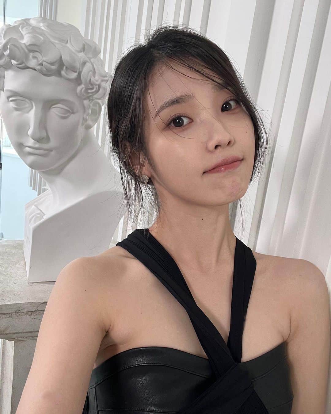 のインスタグラム：「2023 시즌그리팅 🌷🍹📙😶‍🌫️」