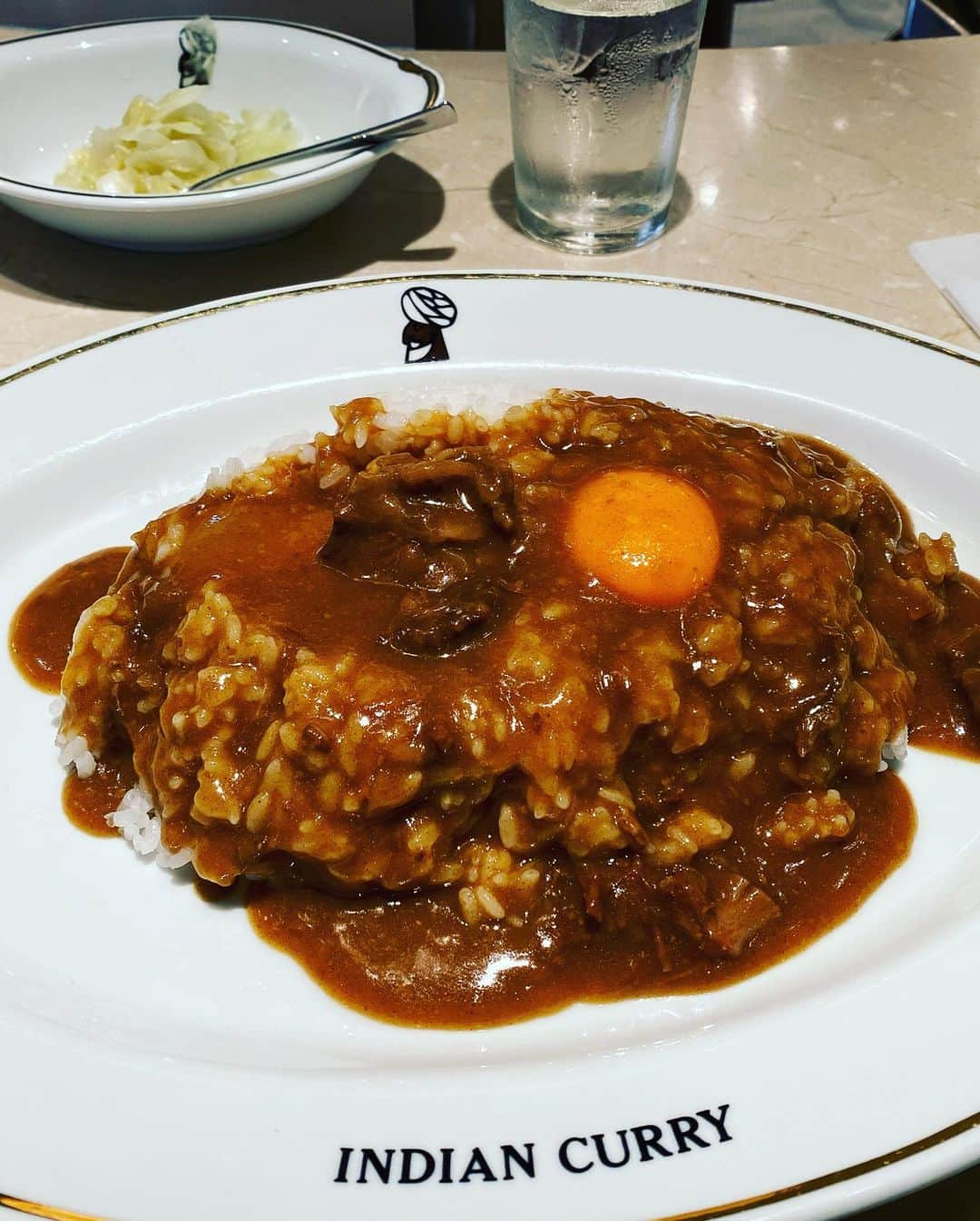 神宮司治のインスタグラム：「久しぶりのインディアンカレー🍛 玉子は目玉で１つは全卵🥚 やはりこの味は最高ですね‼️ #インディアンカレー」