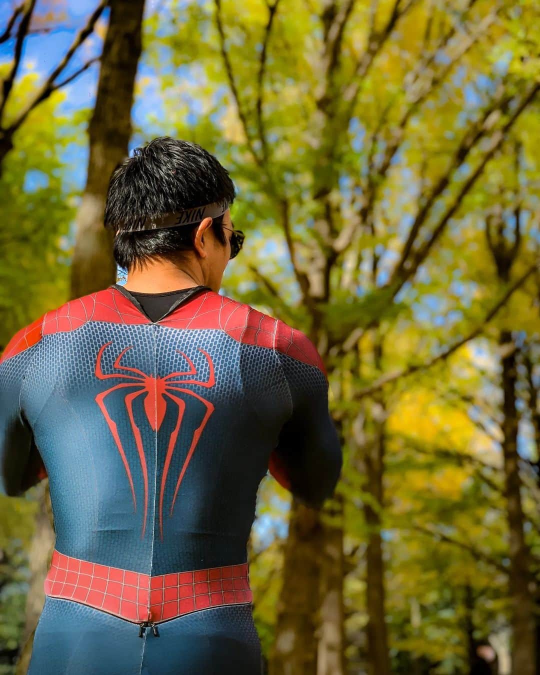 Japanese Spidermanのインスタグラム：「久々の投稿でごめんなさい🙇⁡ .⁡ I'm alive！⁡ .⁡ 細々とスパイダーマンを続けております。⁡ .⁡ 皆さん、今後どういう投稿が見たいですか？⁡ お聞かせください。✋ .⁡ 例⁡ ・子供との触れ合い⁡ ・夜景⁡ ・フィギュア⁡ ・オフショット　など⁡ ⁡ .⁡ #週末ヒーロー#スパイダーマン#マーベル⁡ #ハロウィン#spiderman#marvel#アベンジャーズ#コスプレ#cosplay#紅葉#ヒーロー#ブラックパンサー#アイアンマン#蜘蛛侠#avengers」